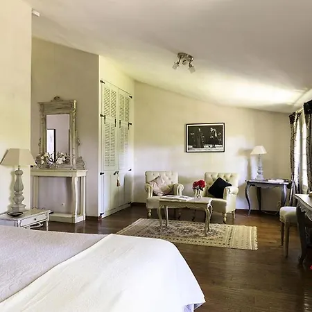 Domaine De Rhodes 3*